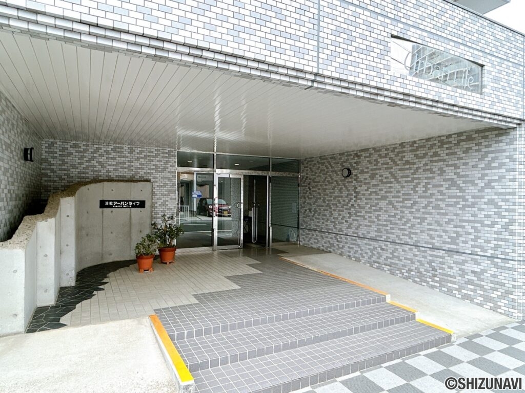 【マンションエントランス】