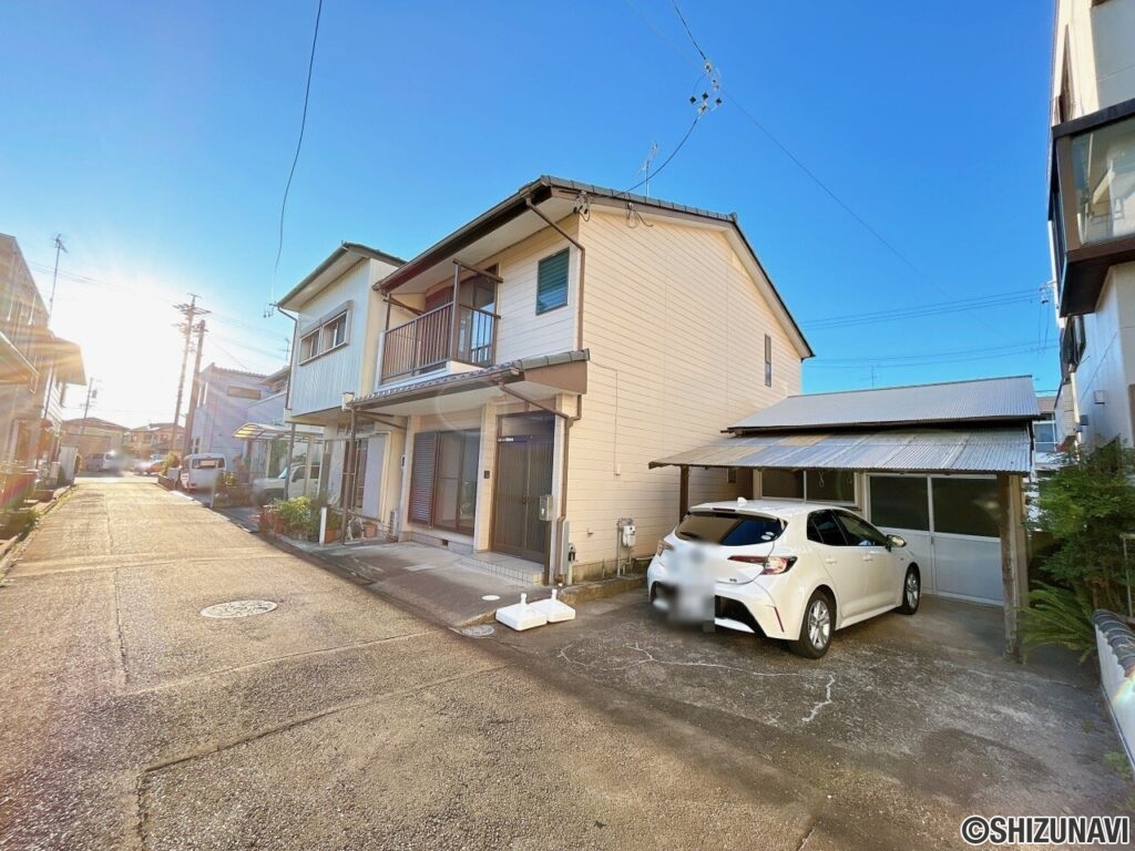 【前面道路】前面道路の幅員は約3.4ｍです。進入路の奥に位置しているため、落ち着いて駐車することが可能です。