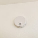 【リフォーム済み/設備】全居室に火災警報器を新設しました。キッチンには熱感知式、その他のお部屋や階段には煙感知式のものを設置し、万が一の火災も大事に至らないように備えます。電池寿命約10年です。