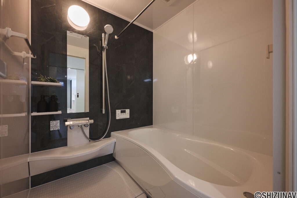 【A棟】トクラス「every」のユニットバスで、毎日のお風呂時間がご褒美に。ゆったり浴槽で手足を伸ばせて、1日の疲れをほっとリセットできます。