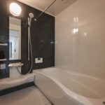 【A棟】トクラス「every」のユニットバスで、毎日のお風呂時間がご褒美に。ゆったり浴槽で手足を伸ばせて、1日の疲れをほっとリセットできます。