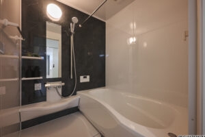 【A棟】トクラス「every」のユニットバスで、毎日のお風呂時間がご褒美に。ゆったり浴槽で手足を伸ばせて、1日の疲れをほっとリセットできます。