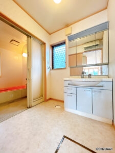 洗面所。クッションフロアの張替えを行いました。