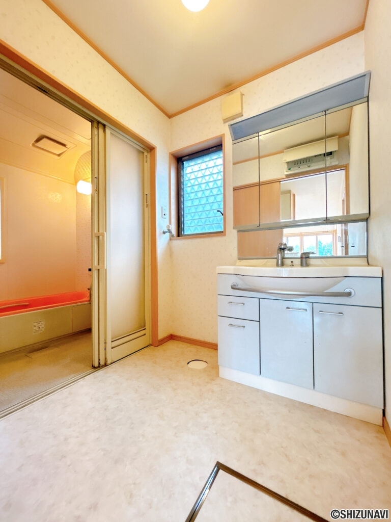 洗面所。クッションフロアの張替えを行いました。