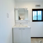 【リフォーム中／洗面化粧台】洗面化粧台はハウステック製の新品に交換いたします。三面鏡の裏側はすべて収納になっています。洗面ボウルは底が平らなので、つけ置き洗いなどの家事でも活躍します。