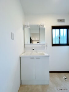 【リフォーム中／洗面化粧台】洗面化粧台はハウステック製の新品に交換いたします。三面鏡の裏側はすべて収納になっています。洗面ボウルは底が平らなので、つけ置き洗いなどの家事でも活躍します。