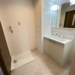 【リフォーム済み/洗面所】洗面化粧台はハウステック製の新品に交換しました。三面鏡の裏側はすべて収納になっています。洗面ボウルは底が平らなので、つけ置き洗いなどの家事でも活躍します。