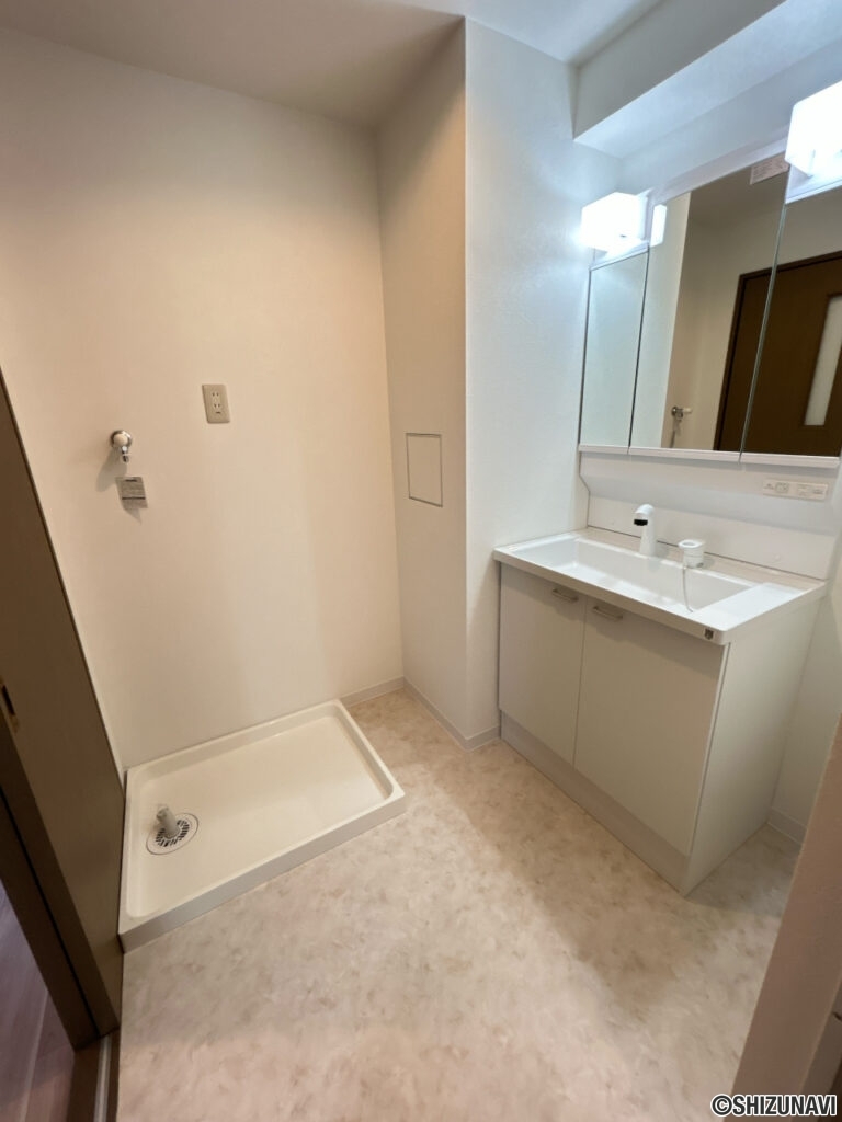 【リフォーム済み/洗面所】洗面化粧台はハウステック製の新品に交換しました。三面鏡の裏側はすべて収納になっています。洗面ボウルは底が平らなので、つけ置き洗いなどの家事でも活躍します。