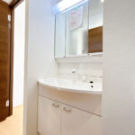 【リフォーム済み/洗面所】洗面化粧台はパナソニック製の新品に交換しました。三面鏡の裏側はすべて収納になっています。