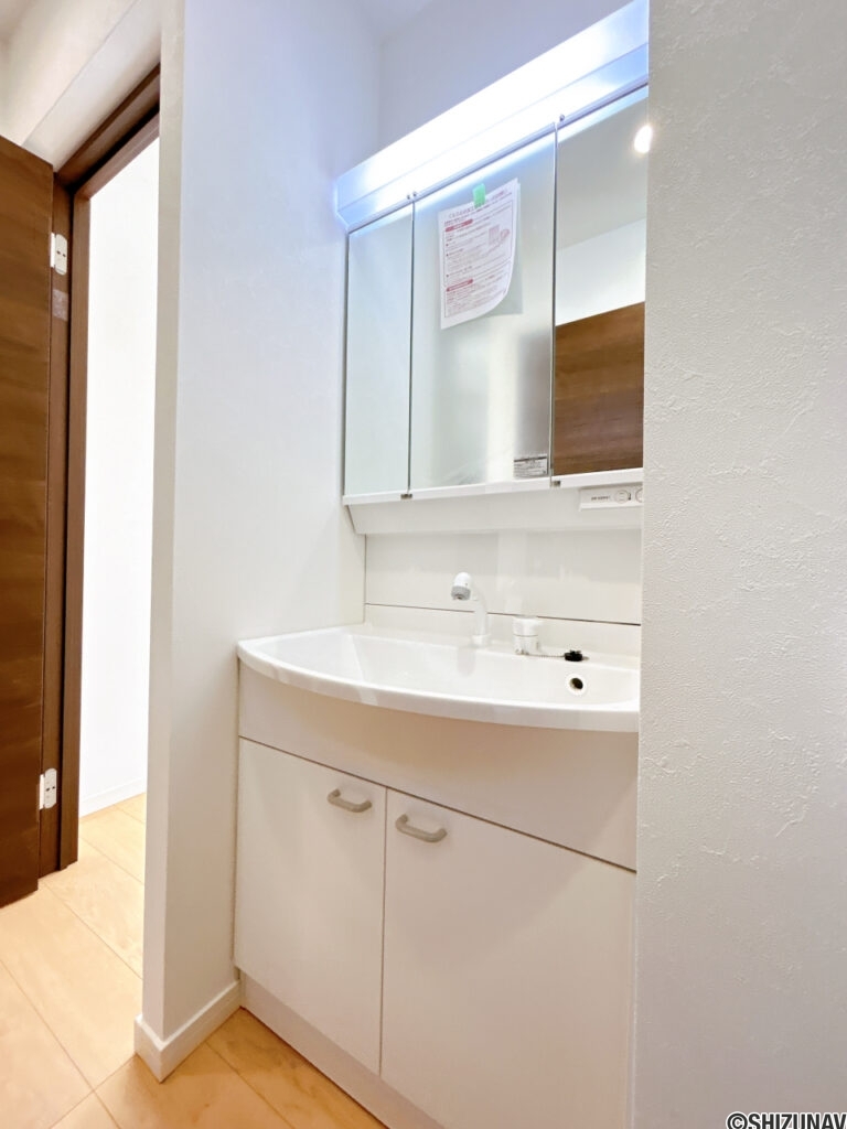 【リフォーム済み/洗面所】洗面化粧台はパナソニック製の新品に交換しました。三面鏡の裏側はすべて収納になっています。