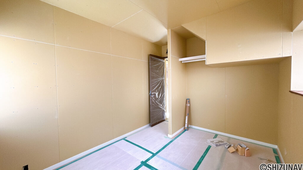 【リフォーム中/5帖洋室】耐震補強工事、フローリング張り、クロス張替え、照明交換等を行っていきます。