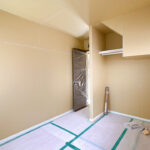 【リフォーム中/5帖洋室】耐震補強工事、フローリング張り、クロス張替え、照明交換等を行っていきます。