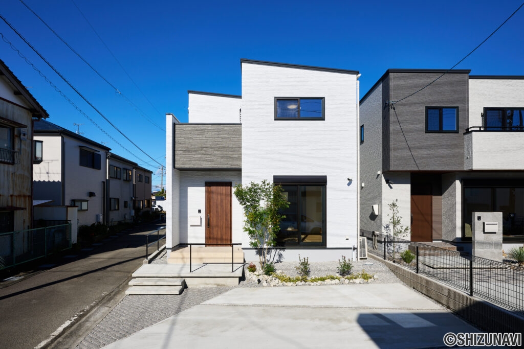 【F棟】白を基調とした、すっきりとしたモダンな外観。凹凸のあるフォルムと木目アクセントが、街並みにほどよい個性を添えます。