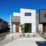 【F棟】白を基調とした、すっきりとしたモダンな外観。凹凸のあるフォルムと木目アクセントが、街並みにほどよい個性を添えます。