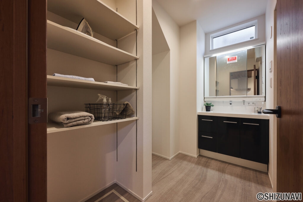 【E棟】洗面室には可動棚を設け、タオルや日用品をすっきり収納。必要なものをすぐに取り出せるため、身支度や家事動線もスムーズです