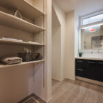 【E棟】洗面室には可動棚を設け、タオルや日用品をすっきり収納。必要なものをすぐに取り出せるため、身支度や家事動線もスムーズです