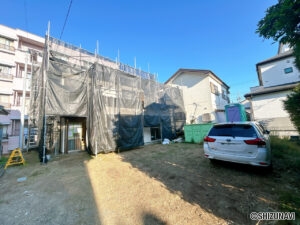 【リフォーム中/外観別角度】これから外壁塗装、屋根塗装、駐車場整備等のリフォームを行っていきます。