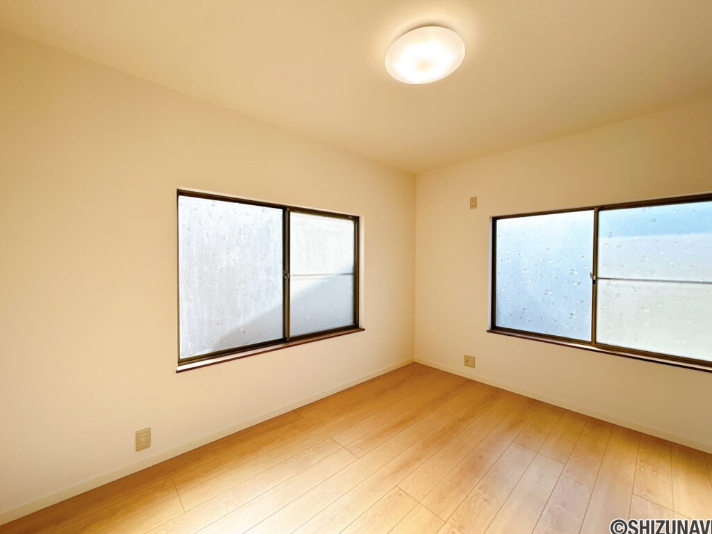 【リフォーム済み/2階東側約6帖和室→洋室へ間取り変更済】耐震補強工事、フローリング張り、クロス張替え、照明交換等を行いました。