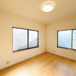 【リフォーム済み/2階東側約6帖和室→洋室へ間取り変更済】耐震補強工事、フローリング張り、クロス張替え、照明交換等を行いました。