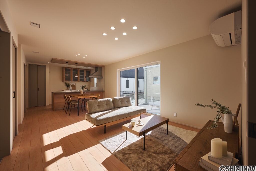 【B棟】木の温もりを効かせたナチュラルモダンのLDK。グレー×ベージュのやさしいトーンが空間に溶け込み、家具や小物が映える心地よい背景になります。