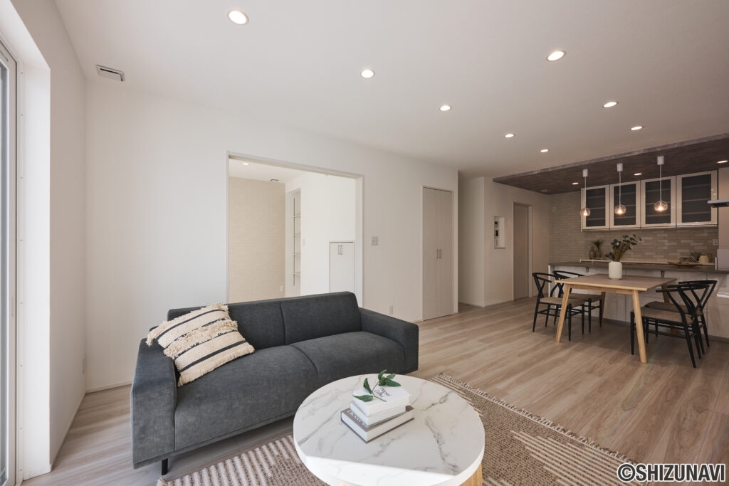 【A棟】シンプルで洗練されたフォルムが印象的な外観デザイン。白を基調とした外壁が街並みに調和し、すっきりとした佇まいを演出します。