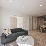 【A棟】シンプルで洗練されたフォルムが印象的な外観デザイン。白を基調とした外壁が街並みに調和し、すっきりとした佇まいを演出します。