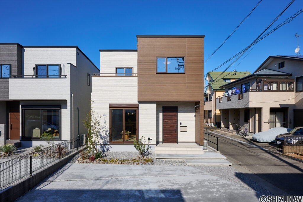 【D棟】異素材の組み合わせが映える、洗練されたモダン外観。ホワイトと木目のコントラストが街並みに自然と溶け込みます。