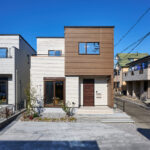 【D棟】異素材の組み合わせが映える、洗練されたモダン外観。ホワイトと木目のコントラストが街並みに自然と溶け込みます。