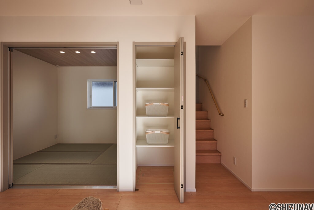 【B棟】リビングの一角に、家族で使える収納をプラス。書類や日用品、子どものおもちゃまでサッと片付き、散らかりがちなLDKもいつでもすっきり保てます。