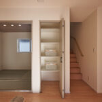 【B棟】リビングの一角に、家族で使える収納をプラス。書類や日用品、子どものおもちゃまでサッと片付き、散らかりがちなLDKもいつでもすっきり保てます。