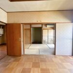 【リフォーム前/LDK別角度】これから耐震補強工事、フローリング張り、キッチン新品交換、クロス張替え、照明交換等を行っていきます。