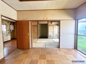 【リフォーム前/LDK別角度】これから耐震補強工事、フローリング張り、キッチン新品交換、クロス張替え、照明交換等を行っていきます。