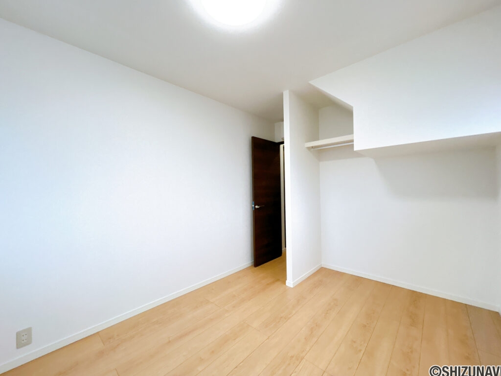 【リフォーム済み/5帖洋室】耐震補強工事、フローリング張り、クロス張替え、照明交換等を行っていきました。