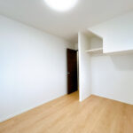 【リフォーム済み/5帖洋室】耐震補強工事、フローリング張り、クロス張替え、照明交換等を行っていきました。