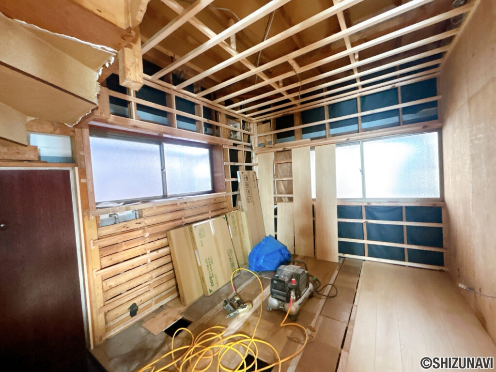 【リフォーム中/5帖洋室】耐震補強工事、フローリング張り、クロス張替え、照明交換等を行っていきます。