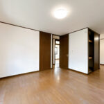 【リフォーム後／2階約13帖洋室】２階13帖の洋室は照明交換、建具の建付け調整、フローリングのワックス掛けを行いました。