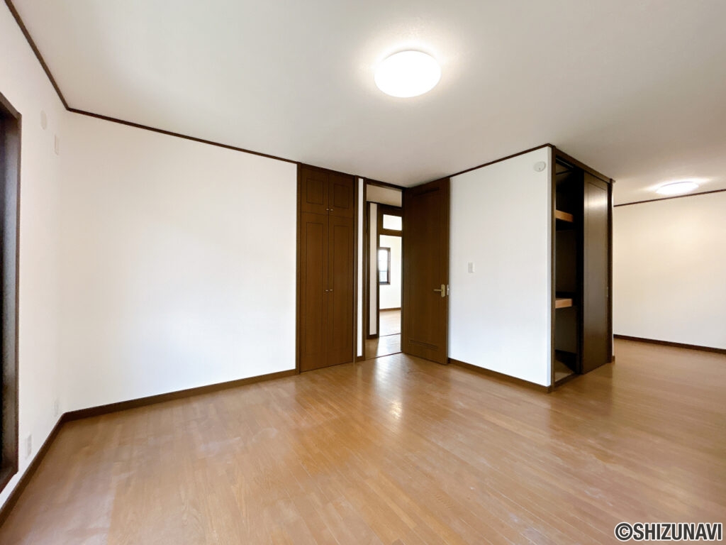 【リフォーム中／2階約13帖洋室】２階13帖の洋室は照明交換、建具の建付け調整、フローリングのワックス掛けを行います。