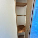 【リフォーム済み/廊下収納】収納内はフローリング張替え、クロスの張替えを行い、棚はクリーニングを行いました。