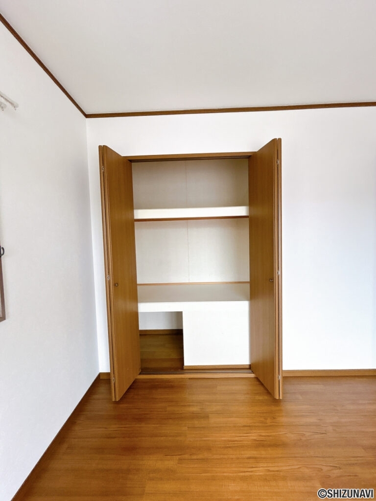 【2階約6.75帖洋室　収納】