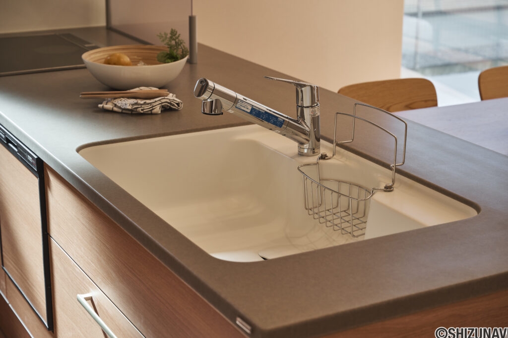 【B棟】トクラスの人工大理石キッチンは、上質感とお手入れのしやすさが魅力。汚れが付きにくくサッと拭けるから、毎日の料理も気持ちよくこなせます。