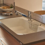 【B棟】トクラスの人工大理石キッチンは、上質感とお手入れのしやすさが魅力。汚れが付きにくくサッと拭けるから、毎日の料理も気持ちよくこなせます。