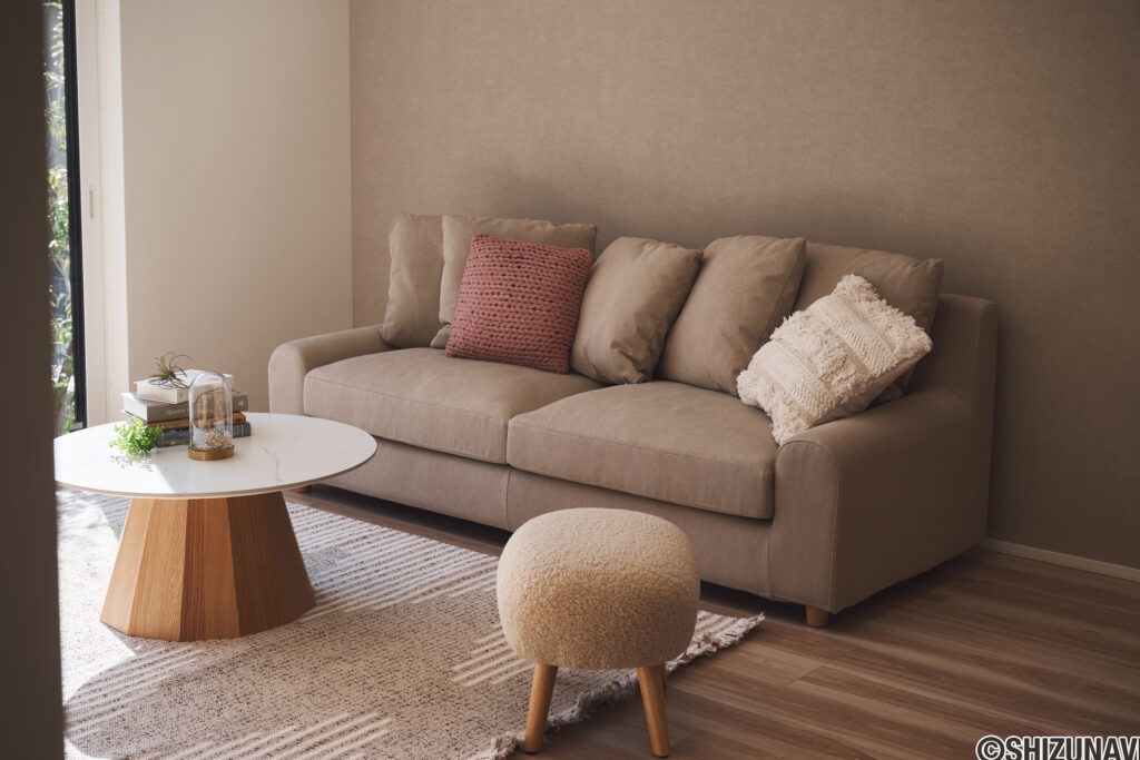 【D棟】 やさしい色とふんわりしたフォルムのソファが、リビングを可愛く彩る主役に。