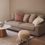 【D棟】 やさしい色とふんわりしたフォルムのソファが、リビングを可愛く彩る主役に。