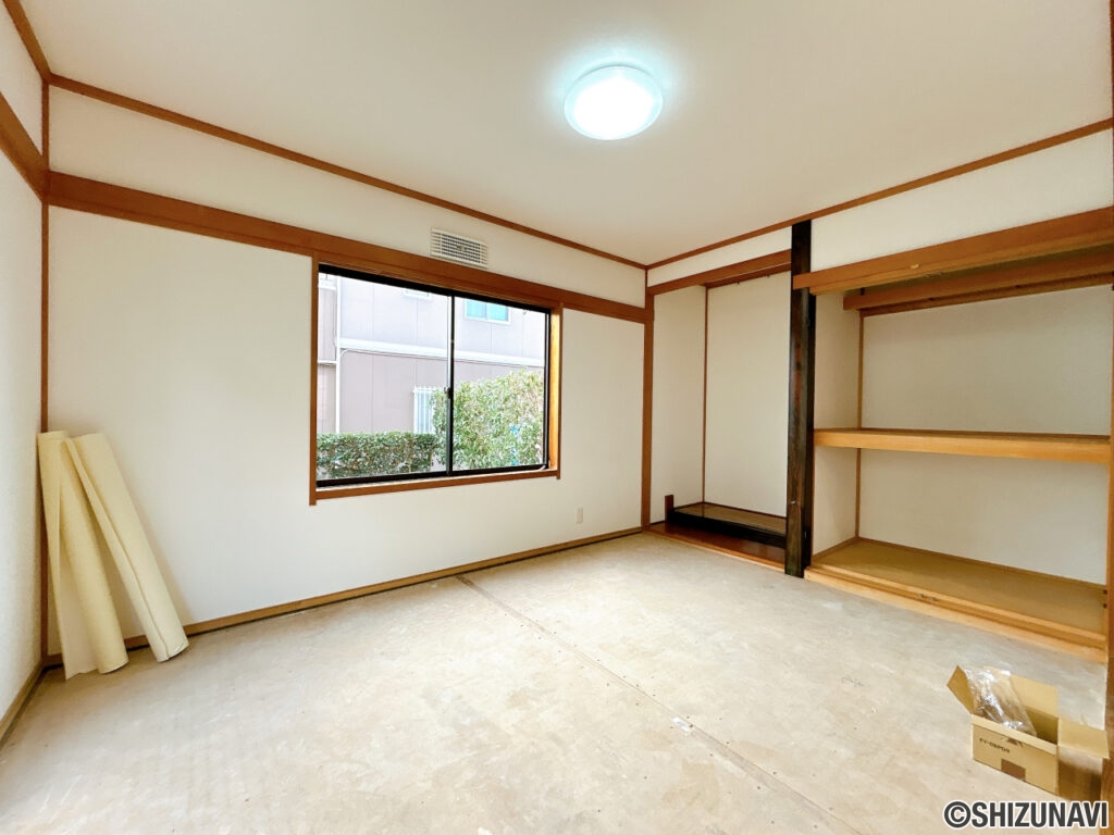 【リフォーム中／1階約6帖和室】LDKの隣にある和室は畳表替え、襖と障子の貼替え、照明交換とクロス貼替えを行います。