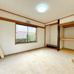 【リフォーム中／1階約6帖和室】LDKの隣にある和室は畳表替え、襖と障子の貼替え、照明交換とクロス貼替えを行います。