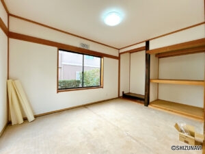 【リフォーム中／1階約6帖和室】LDKの隣にある和室は畳表替え、襖と障子の貼替え、照明交換とクロス貼替えを行います。