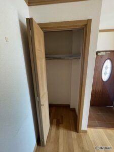玄関横には収納スペースがあります