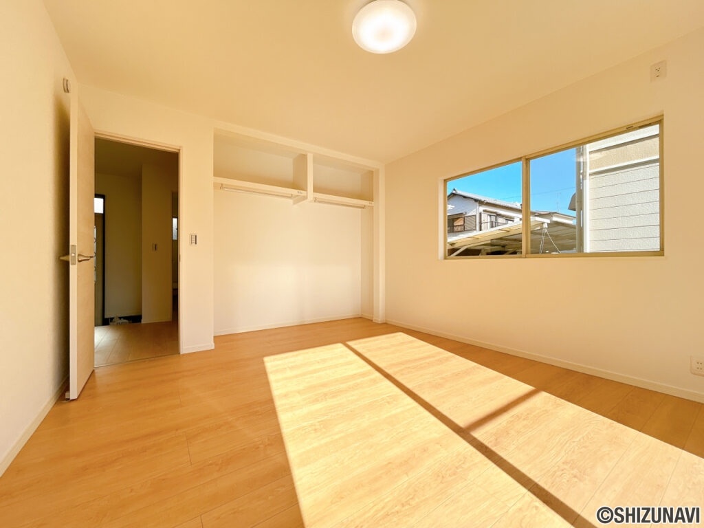 【リフォーム済み/2階洋室7帖】フローリング張り、クロス張替え、照明交換等を行いました。