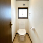 【リフォーム後／2階トイレ】本住宅には2階にもトイレがございます。就寝時や忙しい朝の時間にご家族で取り合わないで済むのが助かりますね。