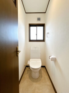 【リフォーム後／2階トイレ】本住宅には2階にもトイレがございます。就寝時や忙しい朝の時間にご家族で取り合わないで済むのが助かりますね。